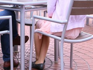 座る女性