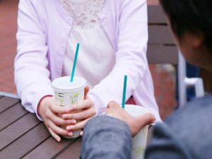 会話する男女