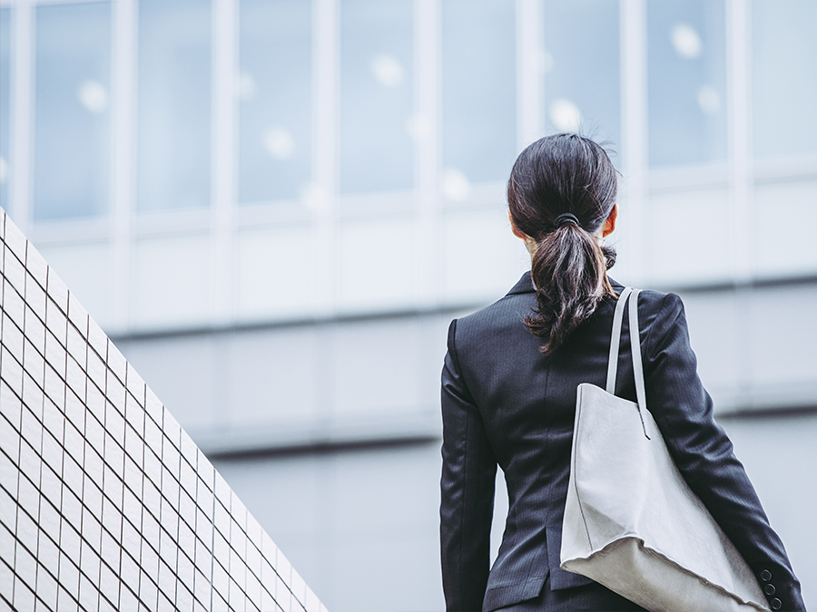 出社する女性