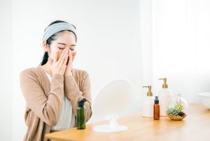 エイジングケアをする女性
